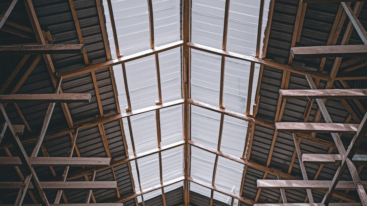 Кровля частного дома: слои, материалы и контроль монтажа